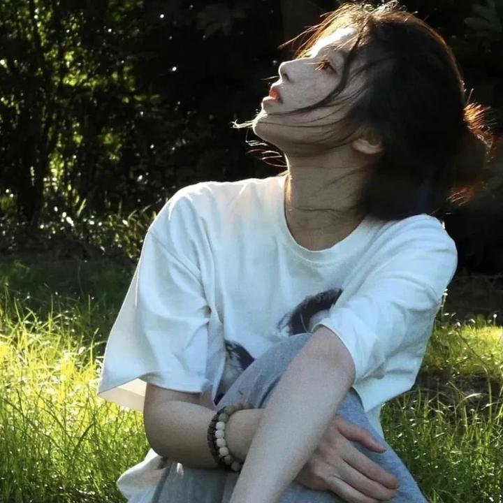 她行走于黑暗中